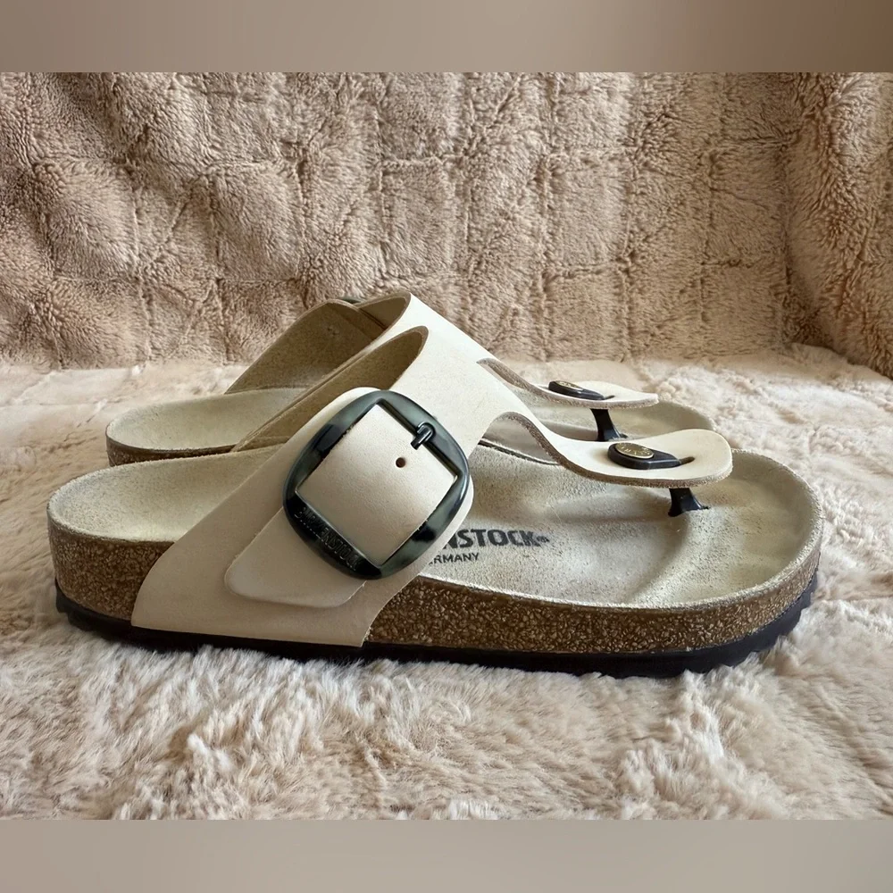 Birkenstock Gizeh Big Buckle Almond Sandals. Worn Once! - Picture 2 of 8
